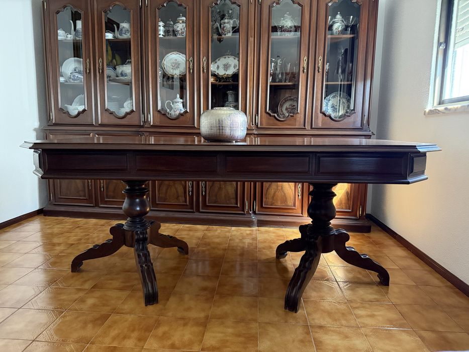 Mesa de jantar de madeira