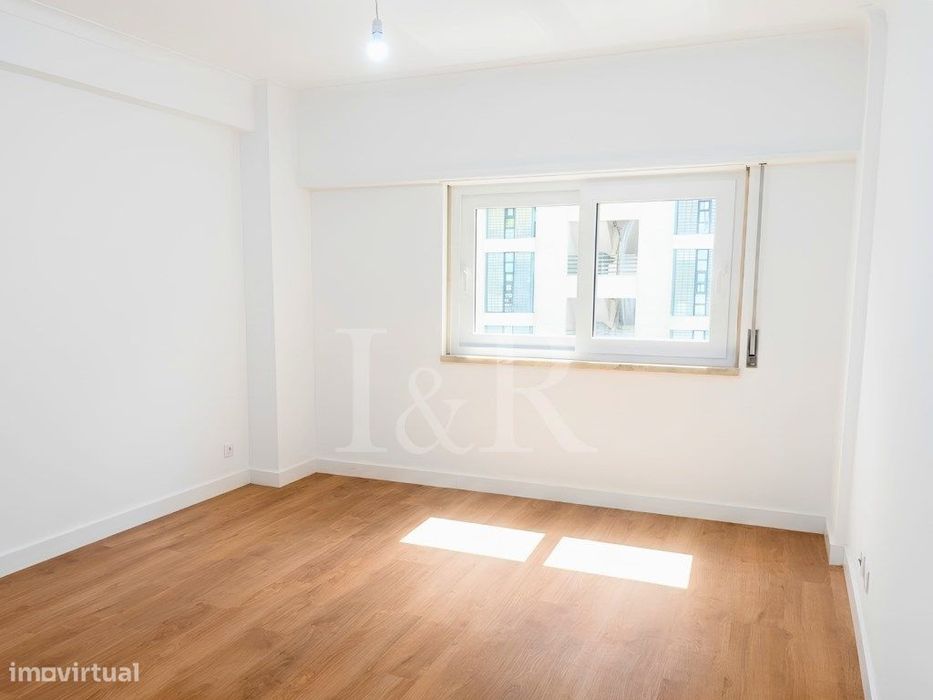 Apartamento T3 com varanda e estacionamento na Estrada da Luz, Lisboa