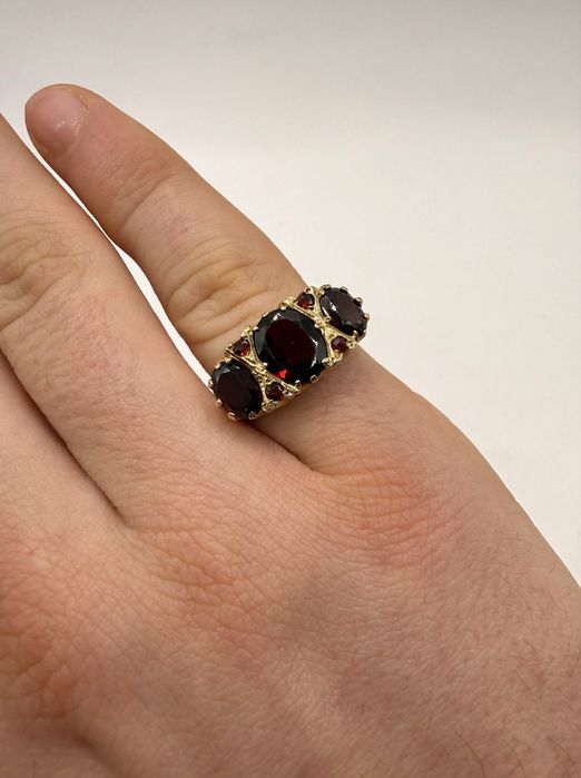 Złoty pierścionek z granatami