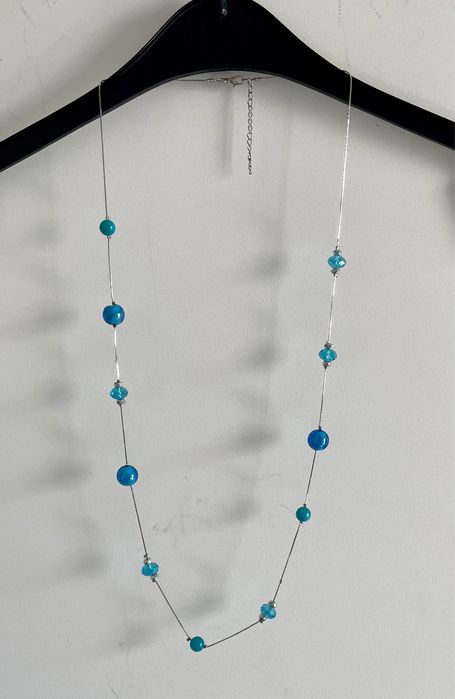 Colar prateado e azul