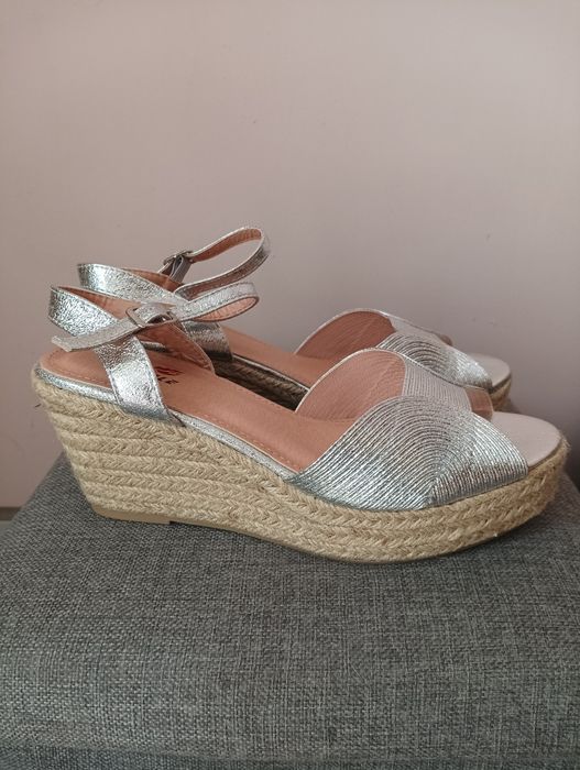 Sandałki na koturnie