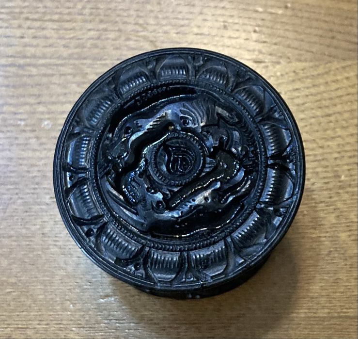 Caixa de roscar em pau preto toda trabalhada