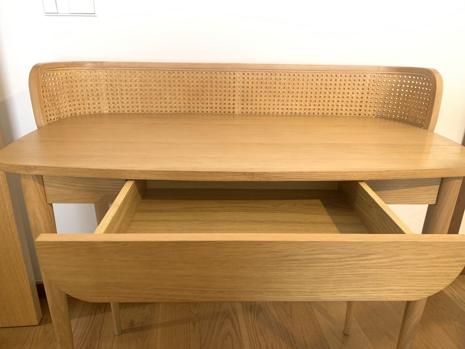 Secreatária com gaveta