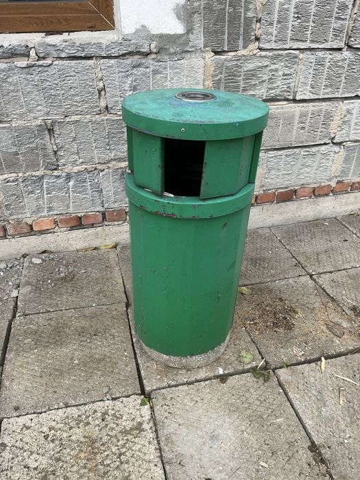 Metalowy kosz na smieci z kamienna podstawa