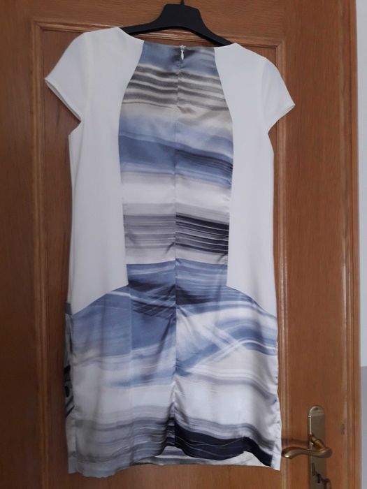 Vestido curto, em seda, com imagem estampada 3D