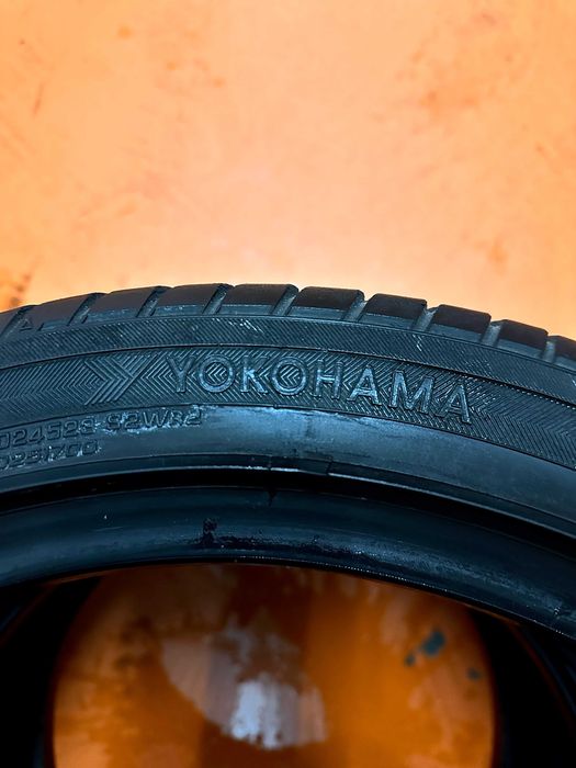 Pneus Yokohama DB Decibel E70 - 215/45/17 - Impecáveis