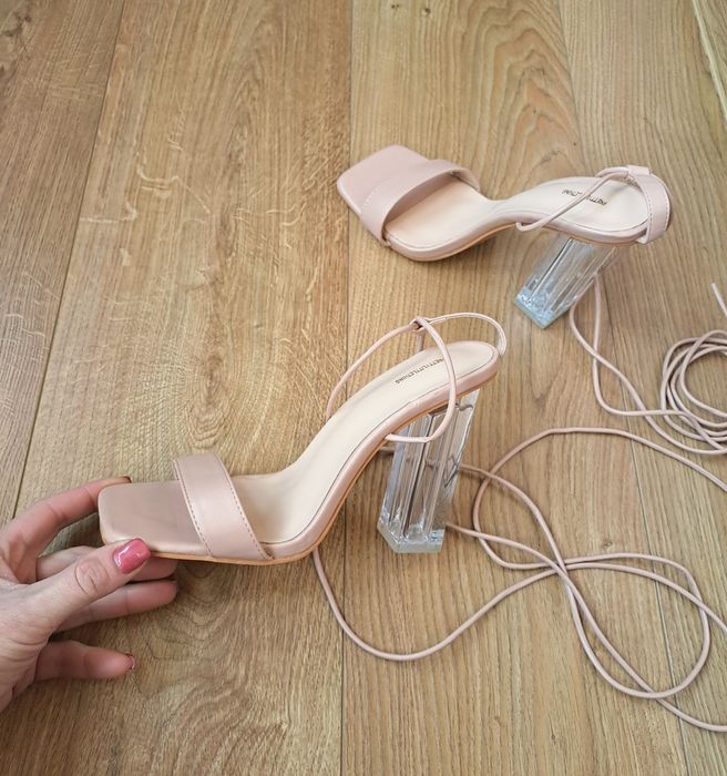 Женские бежевые босоножки на прозрачном каблуке с завязками