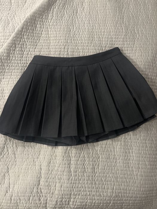 серая юбка house