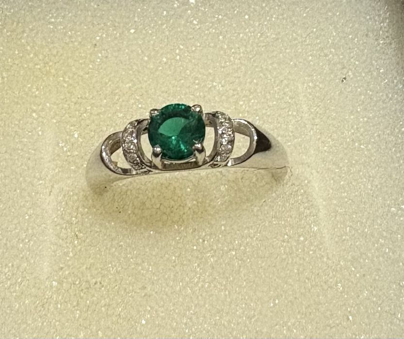 Срібна каблучка з нано смарагдом