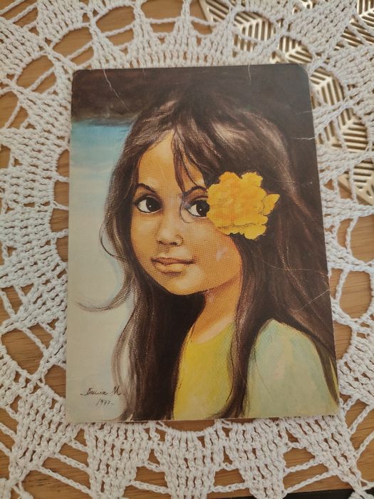 Pocztówka dziewczynka z żółtym kwiatkiem.