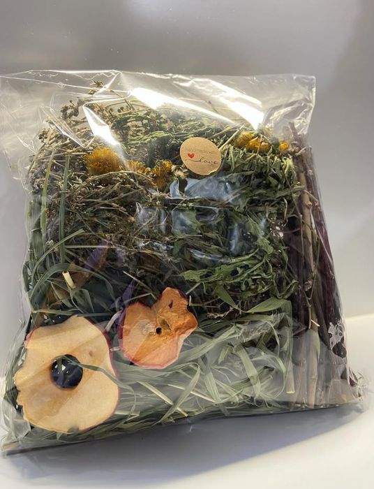 Ласощі та годівнички для папуг та гризунів. Лакомство и кормушки