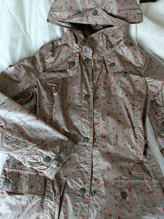 Gabardine impermeável Pull and bear com padrão florzinhas