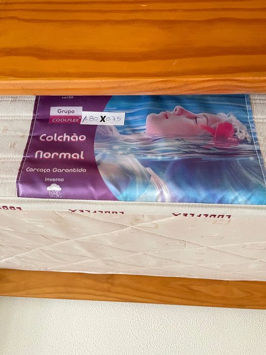 Camas em madeira de pinho e colchões