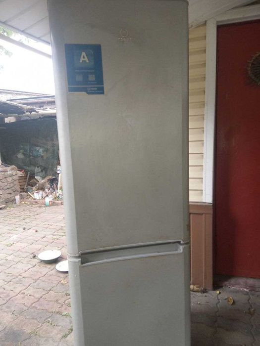 Продам холодильник Індезіт, потребує заправки фреоном