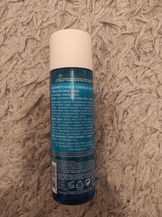 Rozświetlająca esencja do twarzy firmy Uriage
