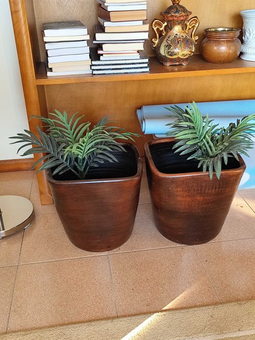 Conjunto dois vasos castanho