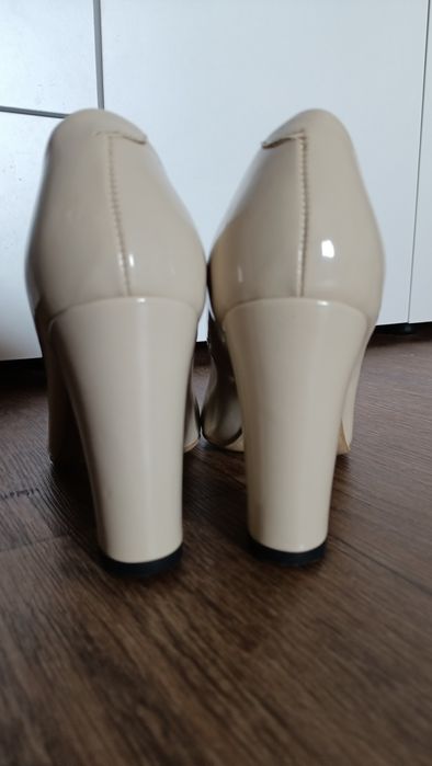 Туфлі на підборах