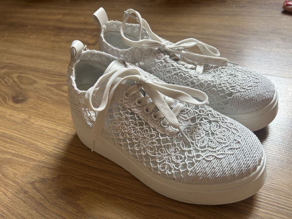 Białe ażurowe sneakersy z koronką z motywem kwiatowym na platformie