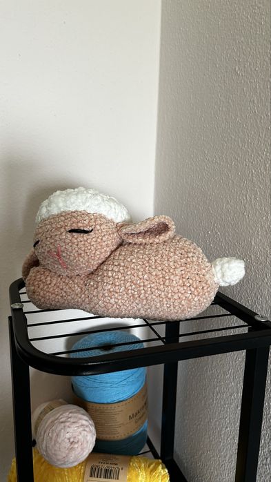 Ovelha dormindo artesanal croche snuggle doll sheep