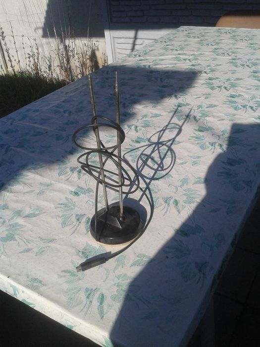 Телевизор Филипс 28 дюймов в комплекте с устройствами.