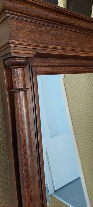 Lustro w drewnianej ramie