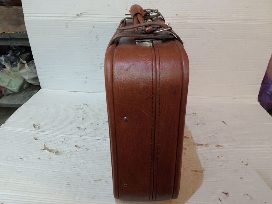 Продаю чемодан валізу в доброму стані колір коричневий