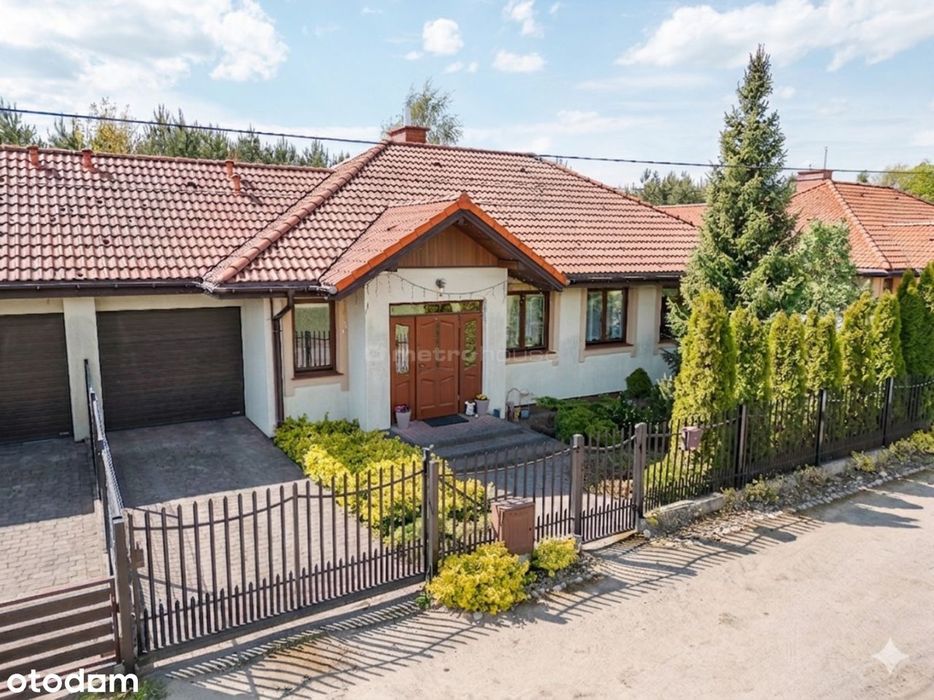 Dom parterowy, salon z kominkiem i 4 sypialnie.