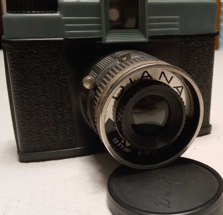 Maquina de fotos "DIANA", muito antiga, de rolo