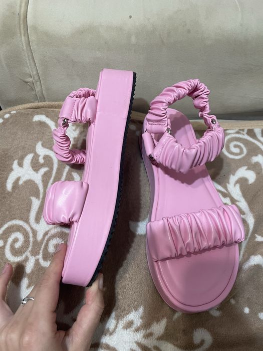 Бомоніжки сінсай рожеві на платформі