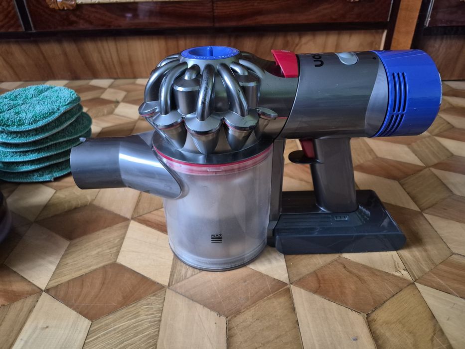 Dyson V8 Absolute odkurzacz pionowy bardzo duży zestaw
