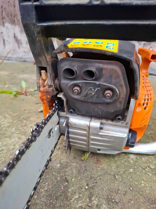 бензопила на хорошем ходу