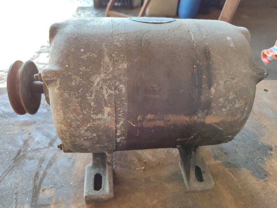 Motor Elétrico Antigo com Polia