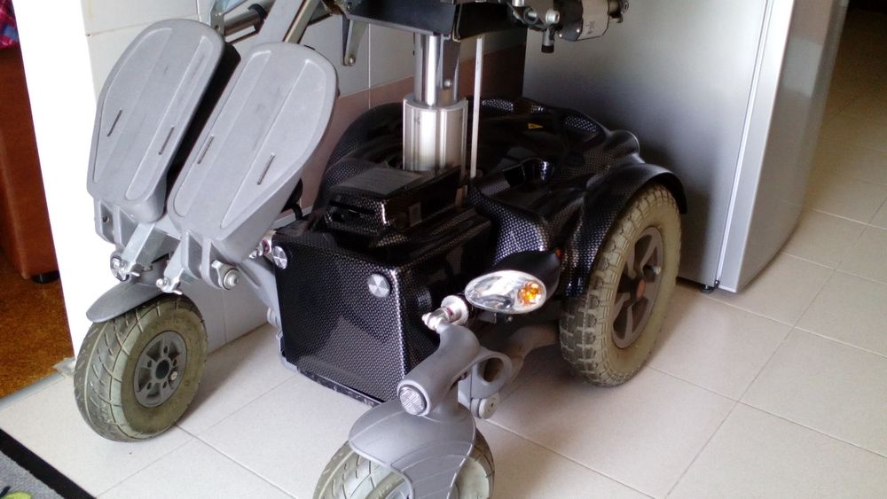 Vendo cadeira de rodas eletrica