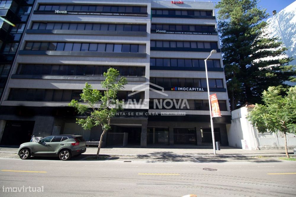 Estabelecimento Comercial c/ 2 pisos na Avenida da Boavista