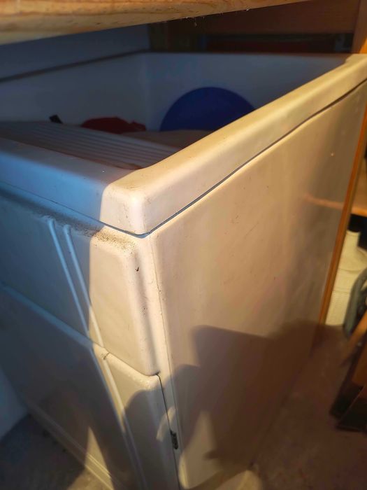 Tanque de lavar roupa com tampa superior e armário