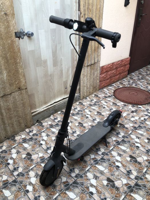 Продам самокат Xiaomi Mi Electric Scooter Essential