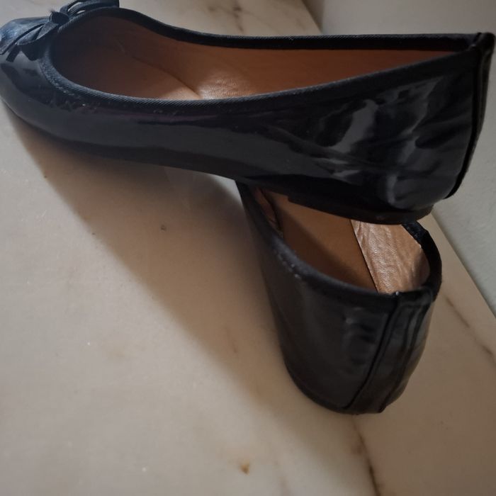 Sapatinho preto com lacinho.  N:36 verniz preto