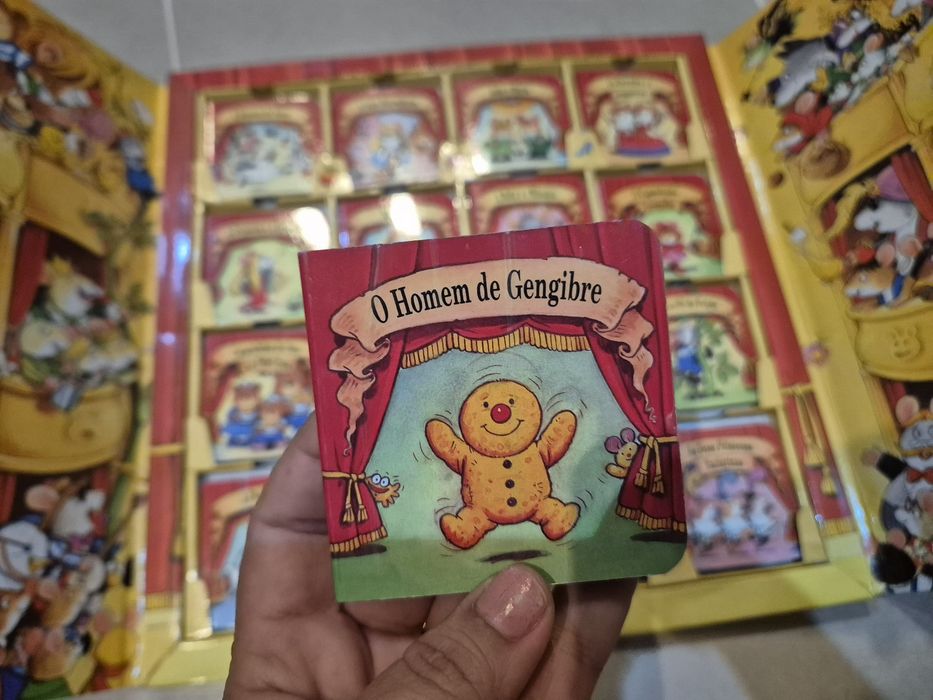 O Teatro dos Ratinhos. Contém 16 pequenos livros com histórias