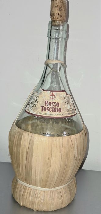 Garrafa antiga com palhinha