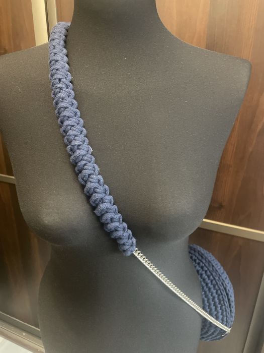 Recznie szydelkowana torebka z lustrzaną bazą.