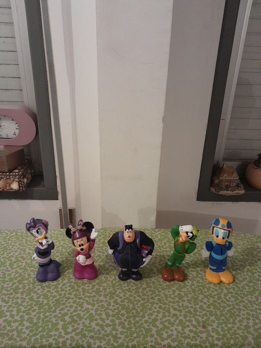 Vendo Cinco Bonecos muito bonitos como novos