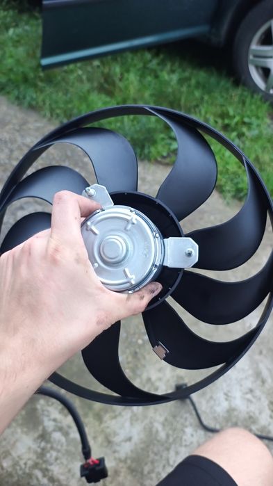 (Діаметр 292мм)Вентилятор охолодження двигуна правий у зборі Vika