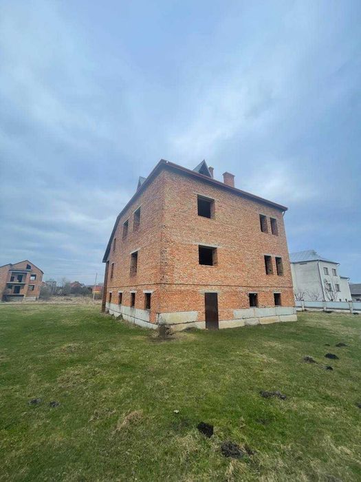 Продається будинок з гаражем біля Мостиськ