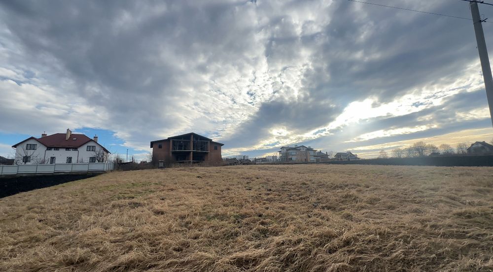 Продаж земельної ділянки   в с. Зубра