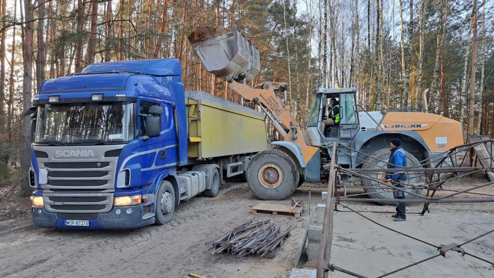 Transport materiałów sypkich - zboża, wapna, kruszywa, żwiru, piasku