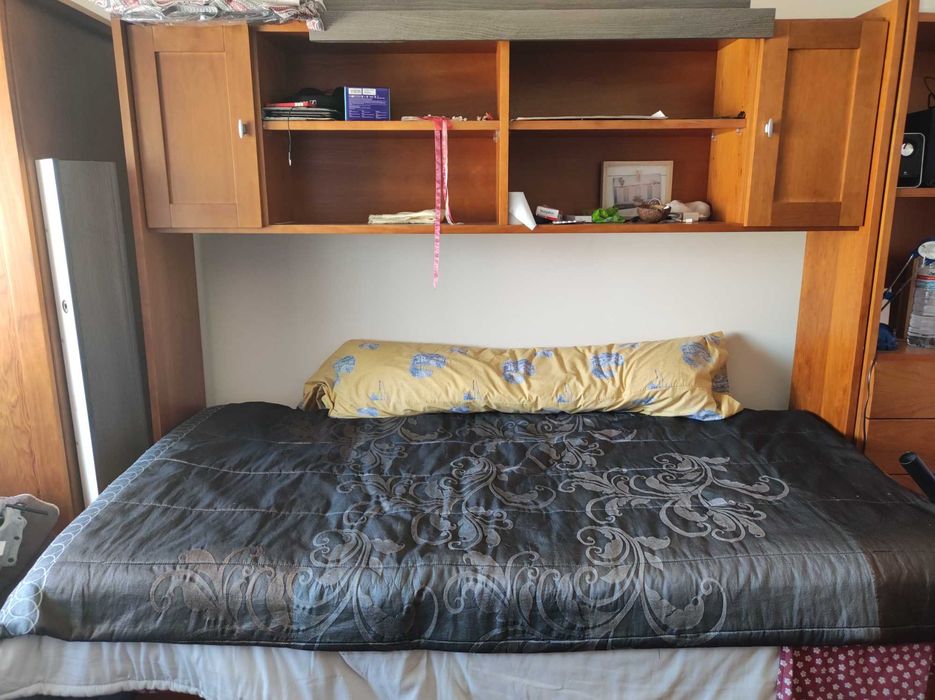 Quarto/ estúdio 2 camas e secretária