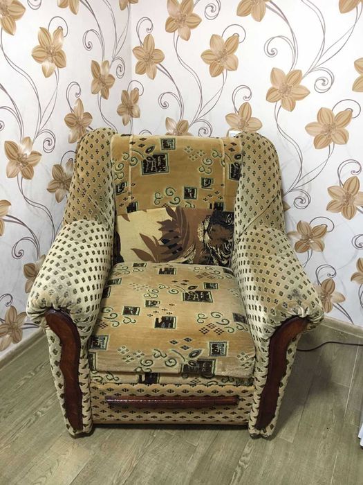 Шкаф. Кресло-кровать.Зеркало.