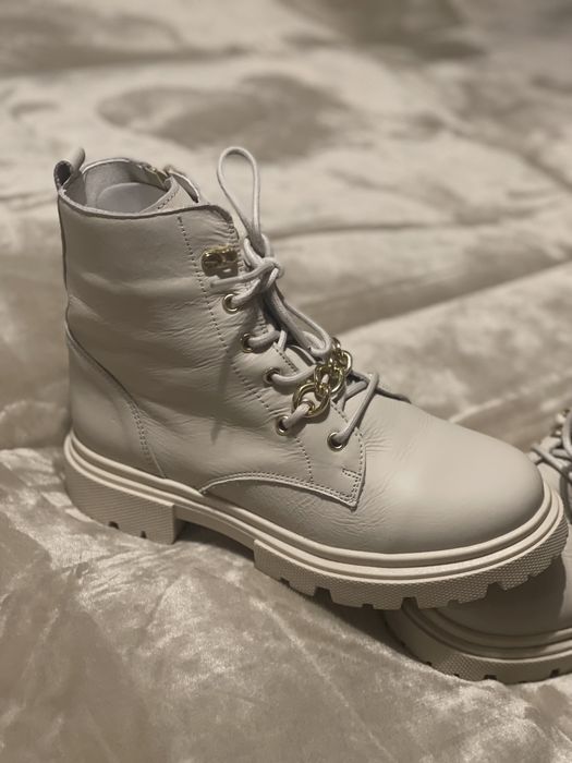 Vendo botas bege em pele tamanho 37