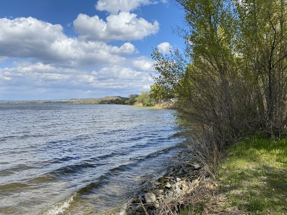 Продается участок 1 га. с домом и  выходом к воде