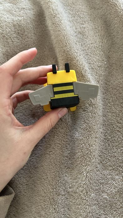 Фігурка Макдональдс майнкрафт McDonalds Minecraft бджола пчела